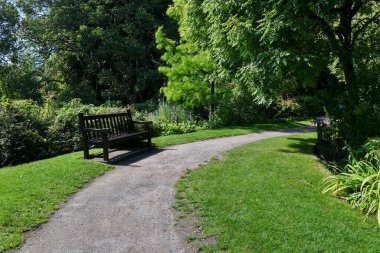 Baharın bahçesindeki parkın güzel manzarası