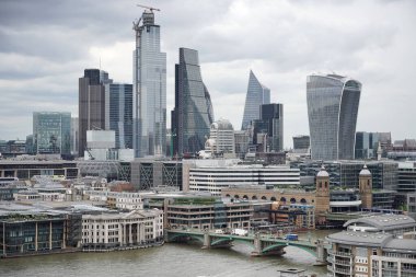 Londra ufuk çizgisi ve nehir üzerindeki kule köprüsü manzarası