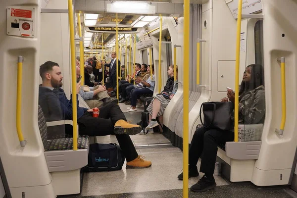 人々は電車で旅をし — ストック写真