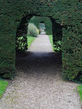 Parktaki taş kemer yolu.
