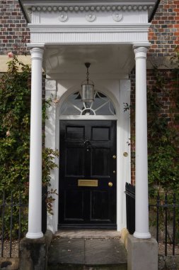 Evin girişinde güzel bir manzara var.