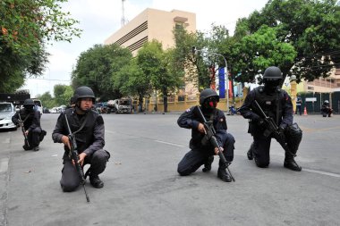 Şehirde polis memuru var.