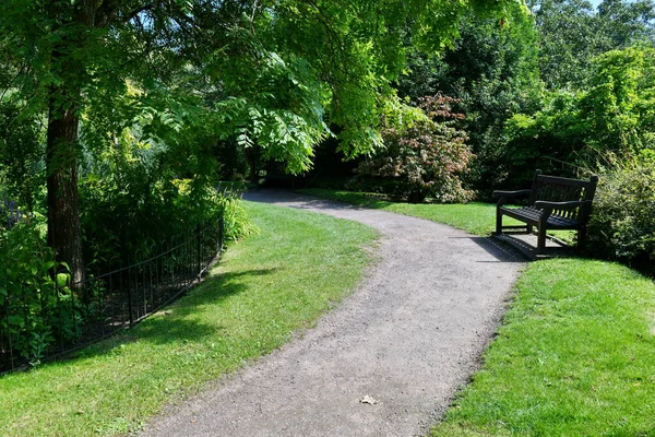 Park Garden Path Med Træbænk - Stock-foto