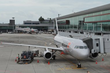 Uçak havaalanının uçağını bekliyor.