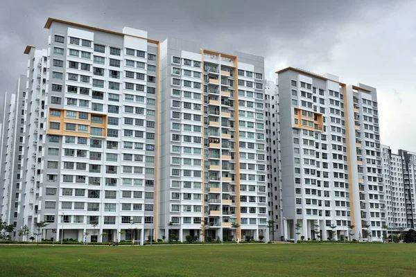 Moderno Edifício Apartamentos Cidade — Fotografia de Stock