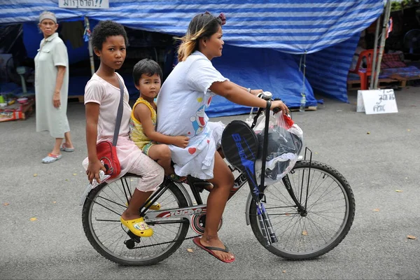 Bangkok Tailandia Septiembre 2013 Paseo Familia Bicicleta Por Una Carretera —  Fotos de Stock