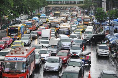 Bangkok, Tayland - 8 Ağustos 2013: Akşam trafiği yoğun saatlerde şehir merkezi yolunda trafik sıkışıklığı.