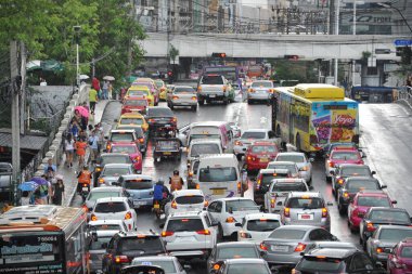 Bangkok, Tayland - 8 Ağustos 2013: Akşam trafiği yoğun saatlerde şehir merkezi yolunda trafik sıkışıklığı.