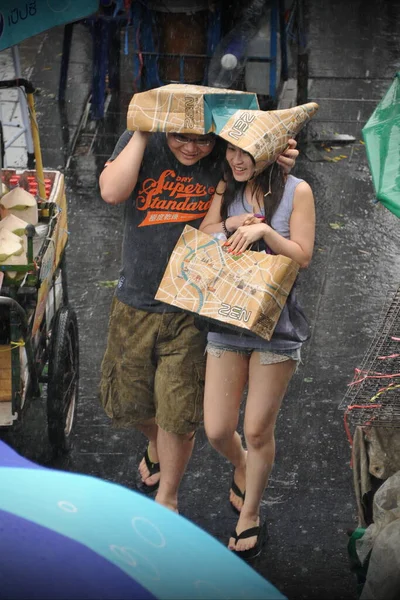 Bangkok Thailand Augustus 2013 Een Paar Gebruiken Een Papieren Zak — Stockfoto