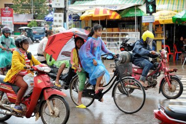Siem Reap, Kamboçya - 13 Ağustos 2013: Yoğun şehir merkezi yolu boyunca trafik ilerliyor. Yoksulluk içindeki Kamboçya 'da yolların ve otoyolların sadece yüzde 50' si asfaltla kaplıdır..