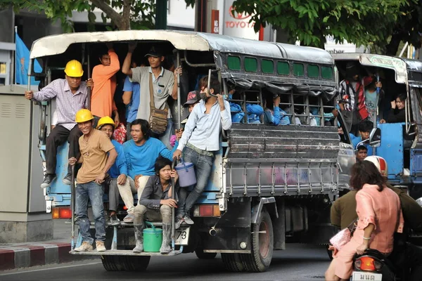 Ônibus Cheio Pessoas Estrada Bangkok Tailândia — Fotografia de Stock