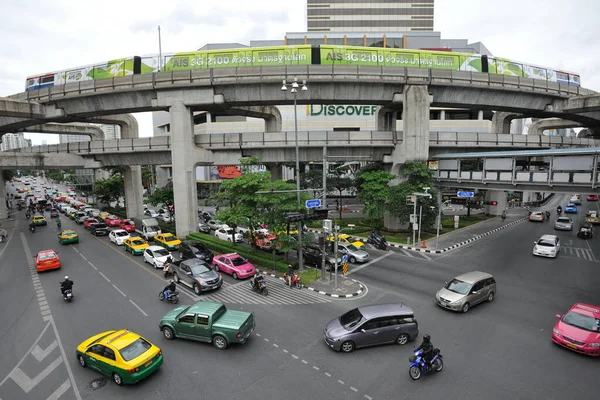 Bangkok Tailândia Julho 2013 Veículos Rodoviários Trem Bts Sky Percorrem — Fotografia de Stock