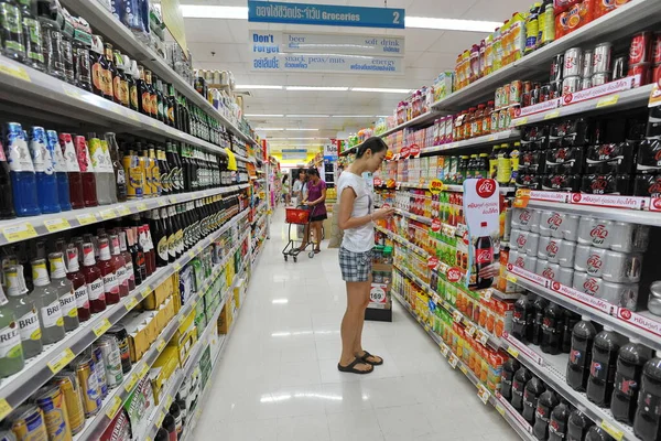 Vista Escena Del Supermercado Con Los Clientes Sección Bebidas — Foto de Stock