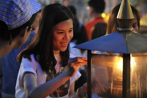 Bangkok Thailand Juni 2013 Tempel Gangers Licht Wierook Tijdens Een — Stockfoto