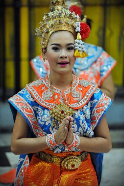 Bangkok, Tayland - 24 Haziran 2013: Tayland başkentinin merkezindeki Erawan Tapınağı 'nda bir klasik Tayland dansçısı sahne aldı.