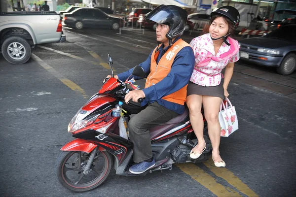 Μπανγκόκ Ταϊλάνδη Μαΐου 2013 Ένα Ταξί Μοτοσικλέτας Μεταφέρει Έναν Επιβάτη — Φωτογραφία Αρχείου
