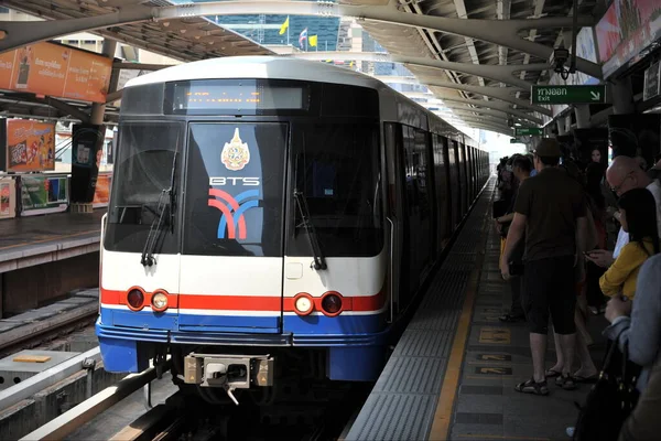 Bangkok Tayland Ocak 2012 Yolcular Bir Platformda Beklerken Bir Bts — Stok fotoğraf