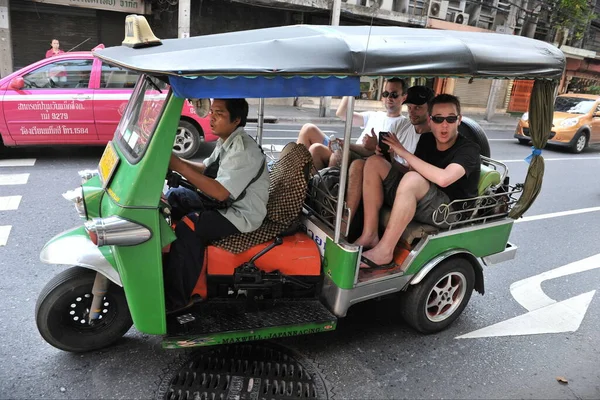 Μπανγκόκ Ταϊλάνδη Μαρτίου 2013 Ξένοι Τουρίστες Οδηγούν Ένα Tuk Tuk — Φωτογραφία Αρχείου