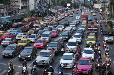 Binalı cadde trafiği manzarası