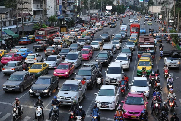 Binalı cadde trafiği manzarası