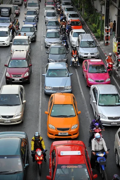 Binalı cadde trafiği manzarası