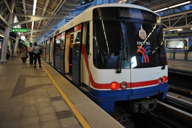 Bangkok, Tayland - 7 Aralık 2012: BTS Skytrain bir şehir merkezi istasyonunda bulunmaktadır. Tayland başkentinin toplu taşımacılık ağı günlük 600.000 yolcuya sahiptir..