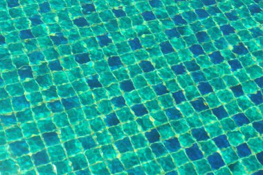 Parlak gün ışığında havuzda dalgalı su