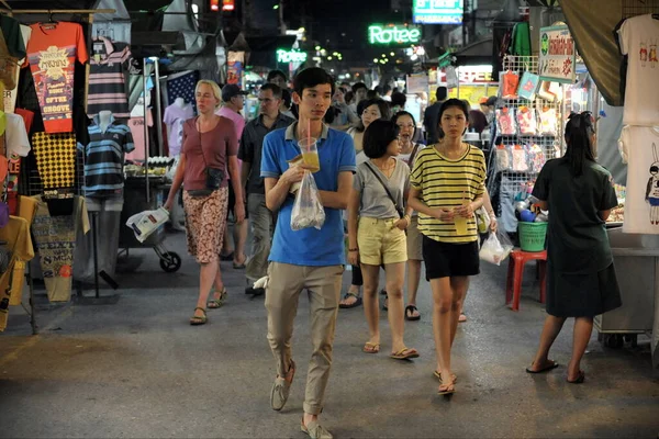Thajsko Bangkok Ledna 2012 Turisté Procházející Ulicích Města Noci — Stock fotografie