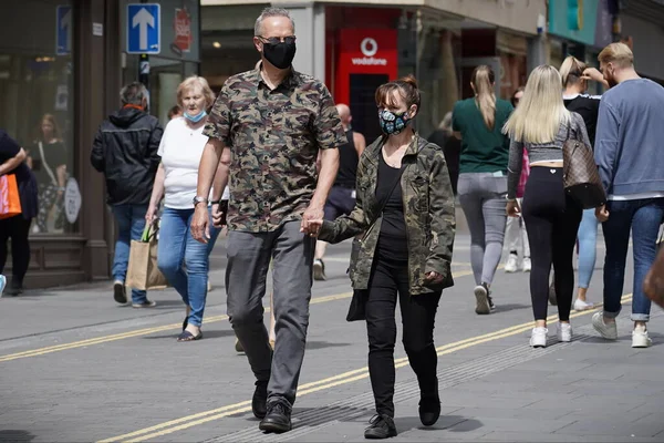 Gruppo Persone Che Camminano Città — Foto Stock