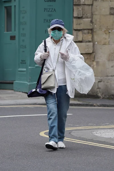 Jeune Homme Costume Avec Une Arme Dans Rue — Photo