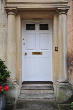 Kapısı olan binanın ön manzarası