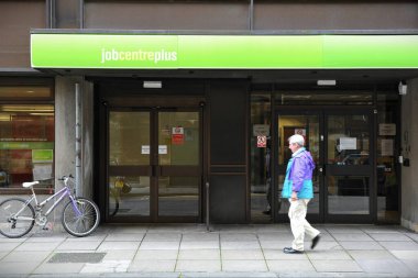 LONDON - OCT 5: Ulusal İstatistik Dairesi, 5 Ekim 2012 'de Londra, İngiltere' de 1.57 milyon nüfuslu 2.53 milyon kişinin işsizlik yardımı aldığını duyurdu..