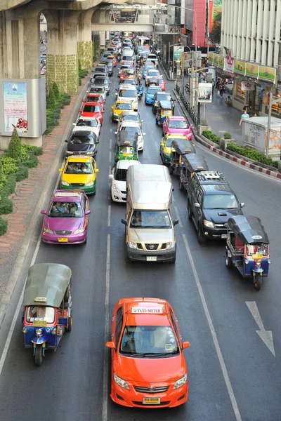 Bangkok Tailandia Febrero 2020 Tráfico Mueve Lentamente Largo Una Concurrida — Foto de Stock