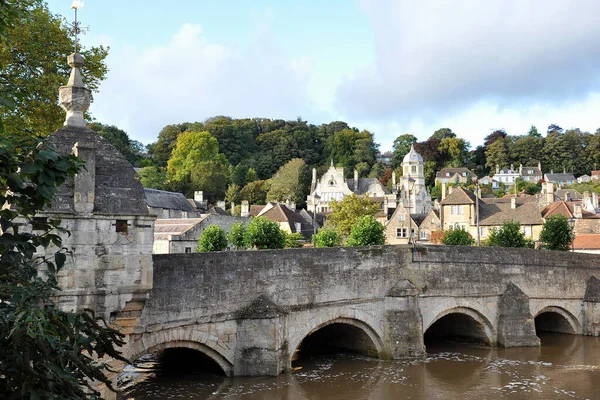 Widok Zabytkowy Most Old Stone Bridge Przez Rzekę Avon Pięknym — Zdjęcie stockowe