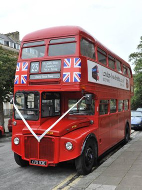 Bath, İngiltere - 5 Ekim 2012: Londra Red otobüsü şehir merkezindeki bir caddede görüldü.