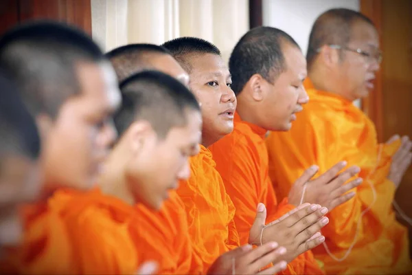 Група Монахів Оранжевому Вбранні — стокове фото