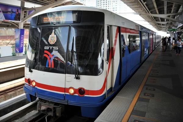 Bangkok Tayland Ocak 2012 Yolcular Bir Platformda Beklerken Bir Bts — Stok fotoğraf