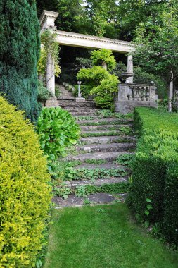 Parkta küçük bir bahçe.