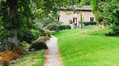 Çiçekleri ve bitkileri olan güzel bir bahçe.