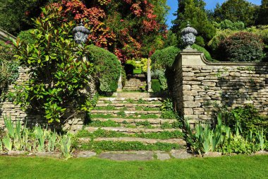 Parkta güzel bir taş geçit.