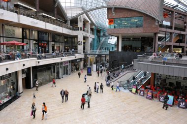 Havaalanında bir grup insan var.