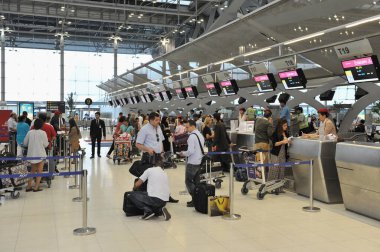 Havaalanında bir grup insan var.