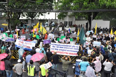 Sahildeki kalabalık.