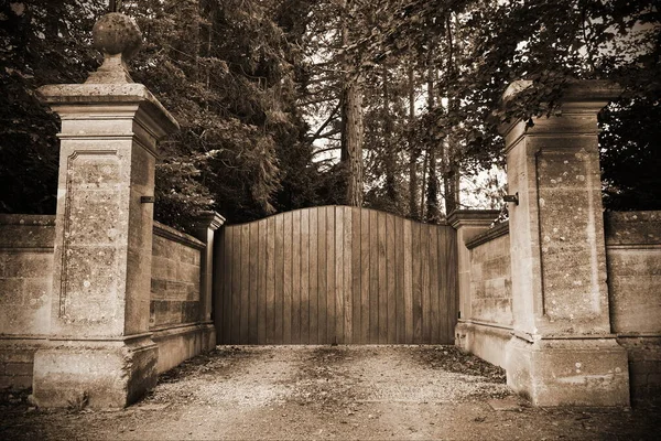 Старая Каменная Дверь Парке — стоковое фото