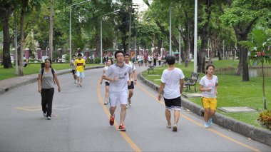 Parkta koşan bir grup insan