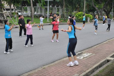 Şehirde koşuşturan bir grup insan