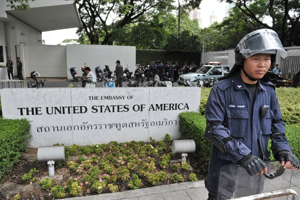 Бангкок Таїланд Вересня 2012 Полісмен Спорядженні Охороняє Посольство Сполучених Штатів — стокове фото