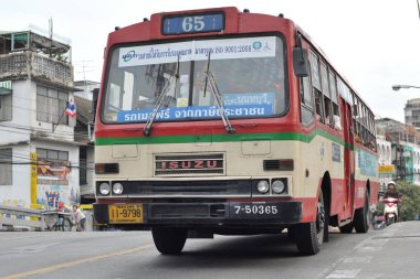 Kırmızı taksi ve yolcu vagonlu otobüs durağı.