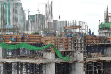 Vinçli ve binalı inşaat alanı