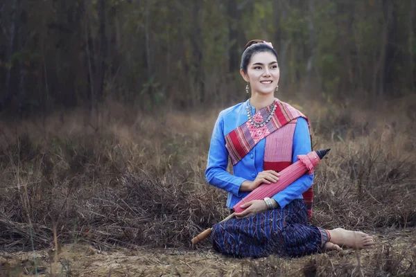 Schönes Mädchen in thailändischer Tracht — Stockfoto